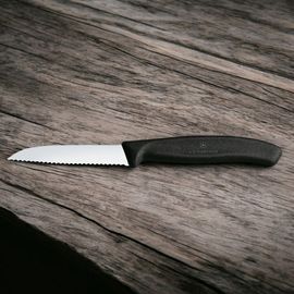 Нож VICTORINOX Swiss Classic. paring, 8cm, wavy, black, 6.7433