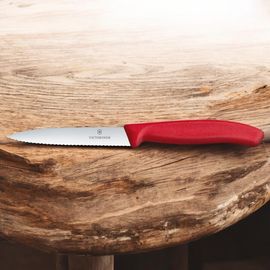 Нож VICTORINOX Swiss Classic, paring, wavy, pointed tip, red 10 см, 6.7731