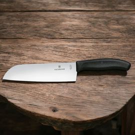 Cutit VICTORINOX Swiss Classic, santoku, 17cm, straight, black, blister, 6.8503.17B