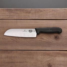 Кухонный нож VICTORINOX Fibrox Santoku Knife 5.2523.17, 17cm, strainght, flutet, black